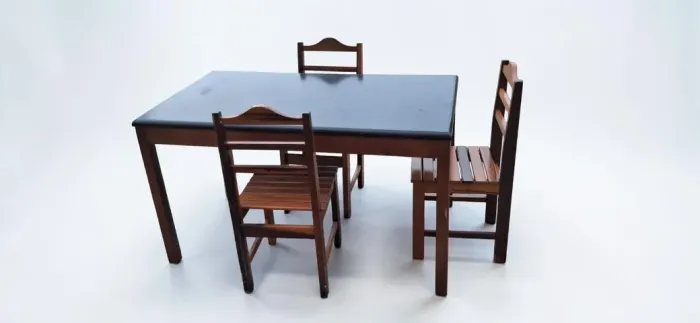 Mesa de jantar sem cadeiras.