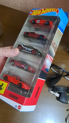 Carrinho Hot Wheels Ferrari 1/64 pacote com 5