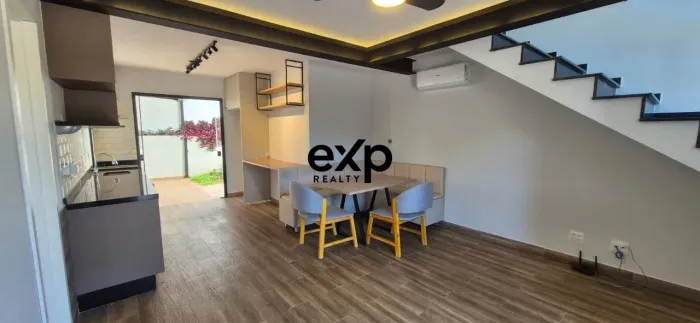 Casa compacta de condominio com 2 suites, sala com jantar e cozinha integrada e varanda go