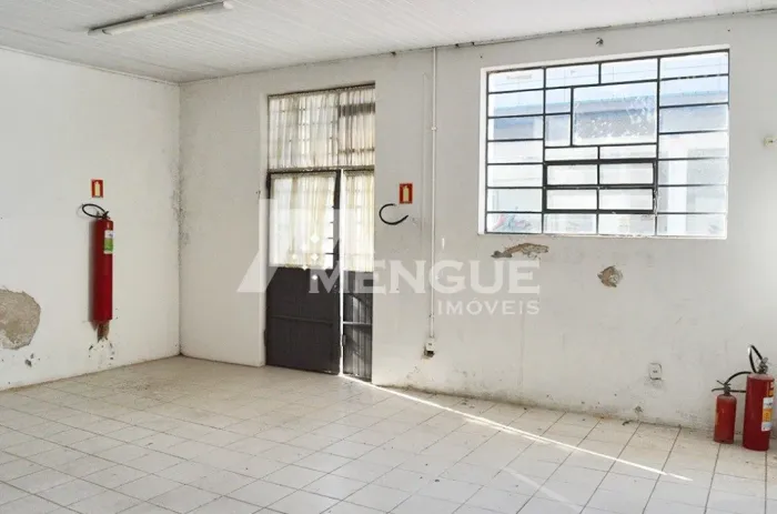 Aluga-se depósito no Navegantes com 54,97m² por R$ 2.000,00.