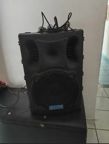 Caixa de som e 2 microfones