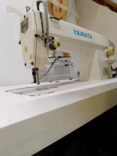 Máquina de costura industrial reta