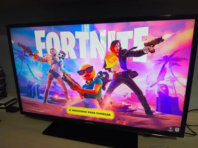 TV é uma Samsung LED 40" Full HD