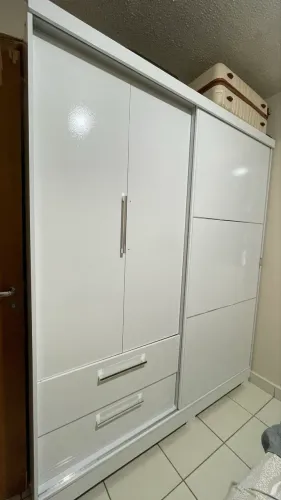 Guarda roupa semi novo