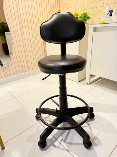 Mocho preto com encosto