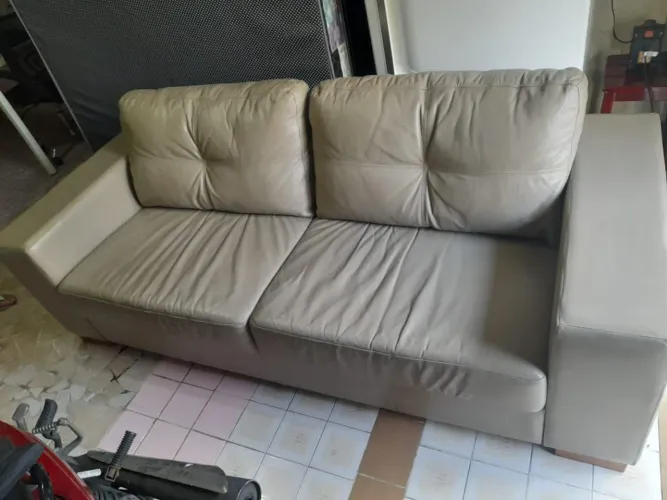 Vendo Sofá de 3 lugares couro legítimo