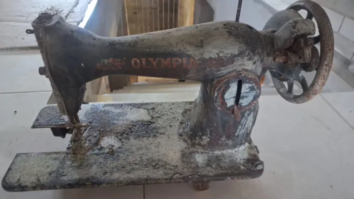 Maquina de costura antiga Olympia 