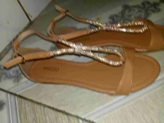 Uma linda sandália rasteira arezzo 36