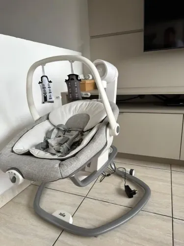 Cadeira de balanço eletrônica Joie Serina