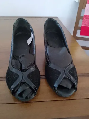 Sapatos Pretos de Salto baixo, novinho usado duas vezes