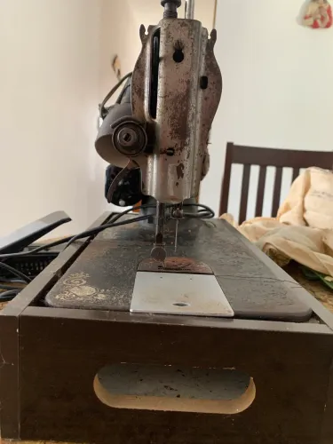 Máquina de costura antiga completa com à base