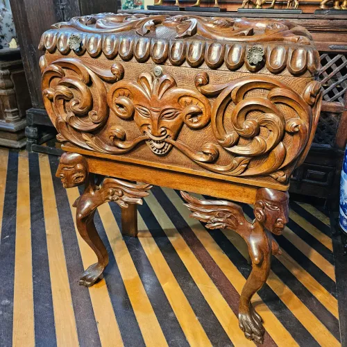 Móveis antigos, baú esculpido artista Otávio Bahia , antiguidades