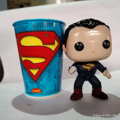 Boneco Superman Funko Pop e Copo Superman
