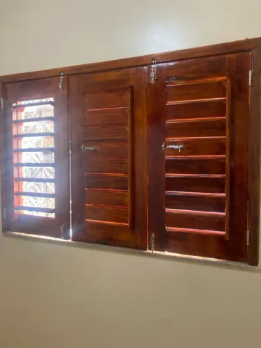 Aplicação de verniz em portas