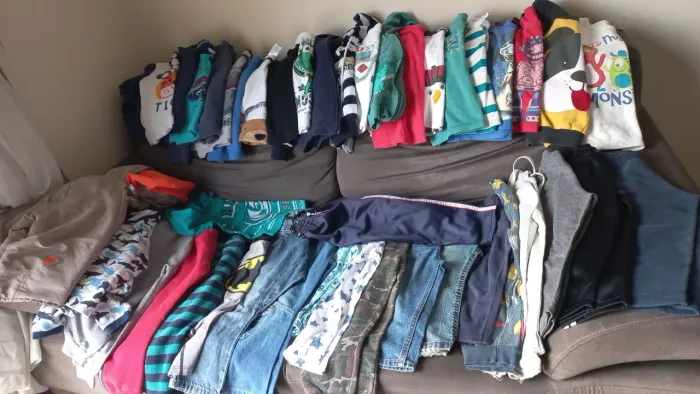 Lote de roupas infantis - tam 1.2.3. Lote com 42 peças roupas com avarias