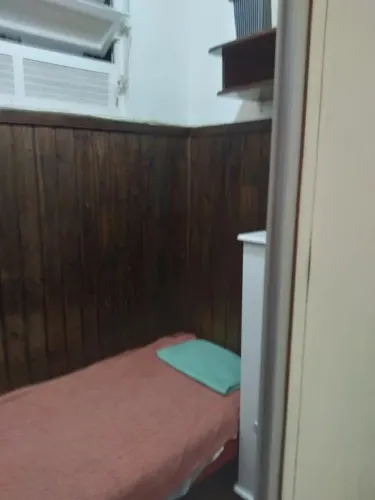 Alugo 1 quarto de solteira para moça em copacabana