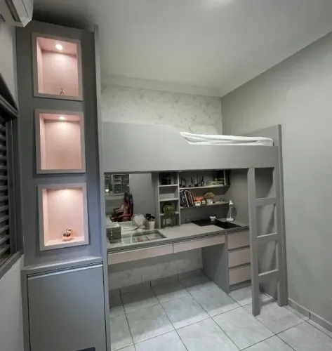 Cama de solteiro e alguns movéis para quarto.