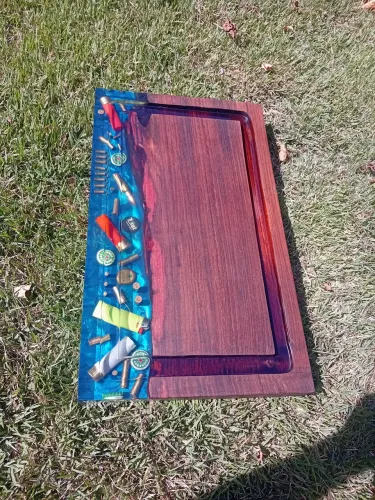 Tábua de servir artesanal para churrasco com detalhes em resina