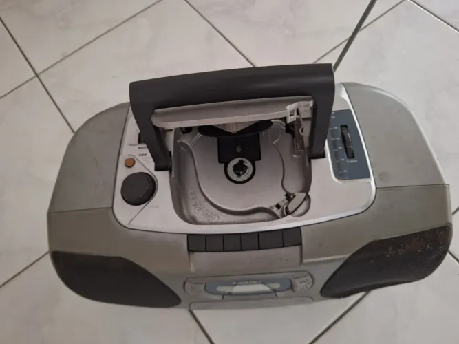 Rádio com suporte para fita cassete e CDs