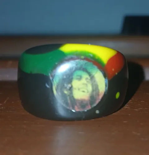 Anel Bob Marley - Cores Vibrantes > Fribra de Coco.