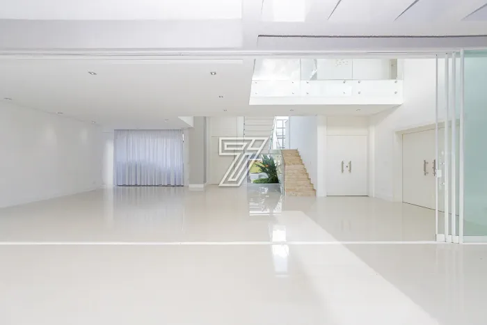 Casa em condomínio clube a venda possui 458m² com 4 quartos em Santa Felicidade - Curitiba