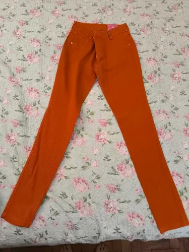 Calça laranja clara/ amarela 70% viscose, tamanho 40, nova, com etiqueta, nunca usada