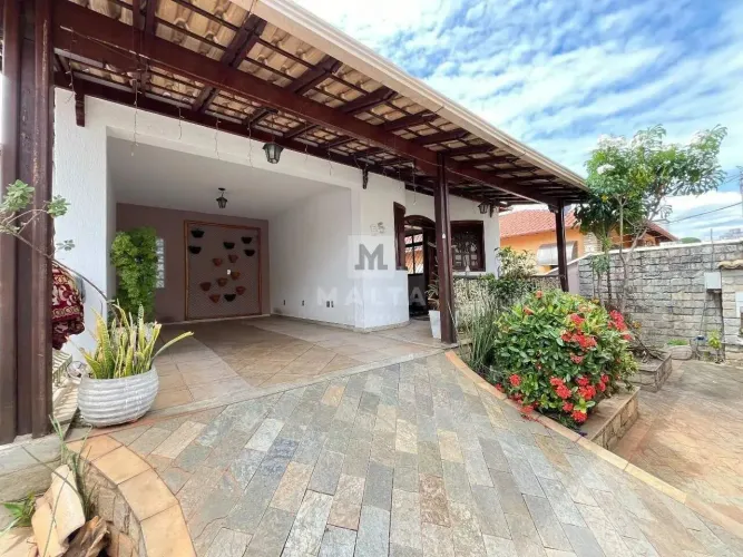 Casa com 04 quartos, 04 banheiros e 6 vagas à venda bairro Tirol/ BH!