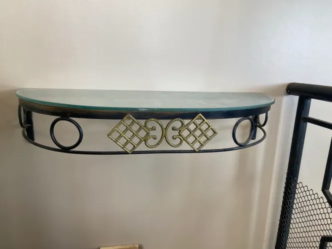 Lindo e elegante aparador de parede em metal.