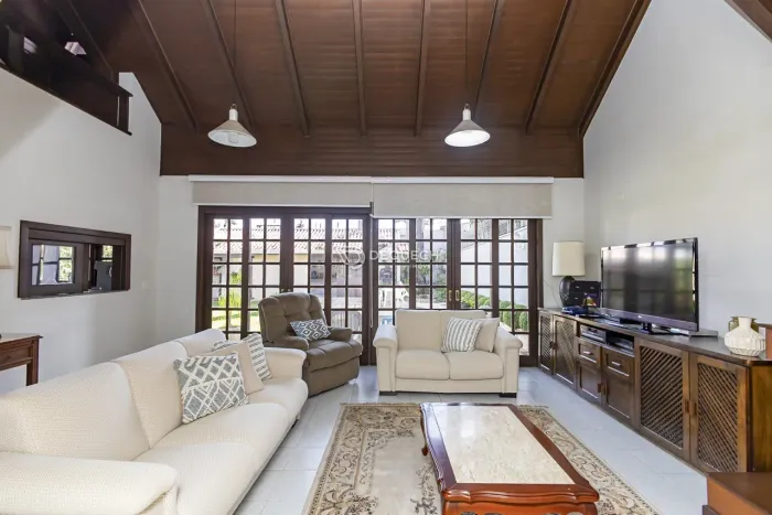 Casa com piscina e amplo quintal.