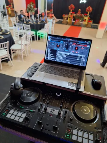 DJ profissional com som e iluminação
