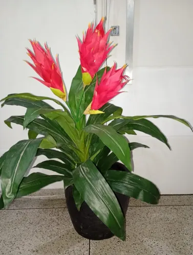 Vaso preto com planta artificial Bromélia Guzmania