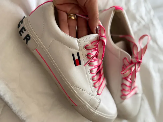 Tênis Tommy Hilfiger Branco com detalhes rosa