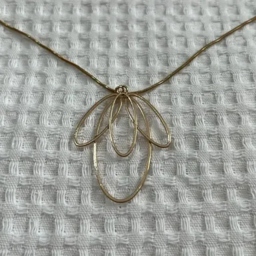 colar longo dourado
