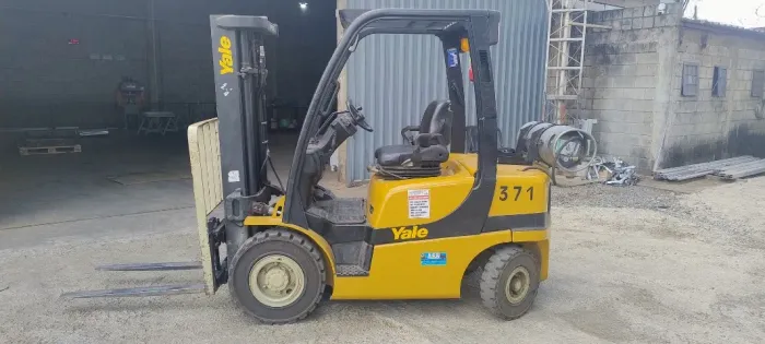 Empilhadeira Yale VX50 Triplex 2,5 toneladas