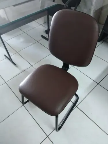 - cadeira de couro cor marrom diretor fixa para escritório