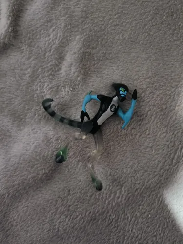 Boneco Ben 10 XRL8