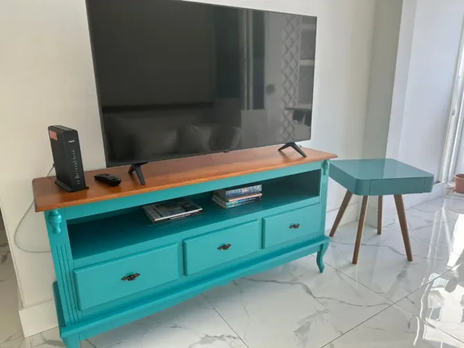 Rack TV Retro + mesinha tampo vidro azul com Detalhes Charmosos - Oportunidade!