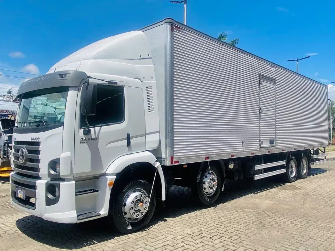 VW Constellation 24-280 8x2 prime vtronic Ano 2022 estado de zero com baú seco fachinni