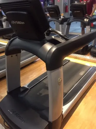 ESTEIRA 95 T DISCOVER COM TV marca LIFE FITNESS - Goiânia  - Goiás