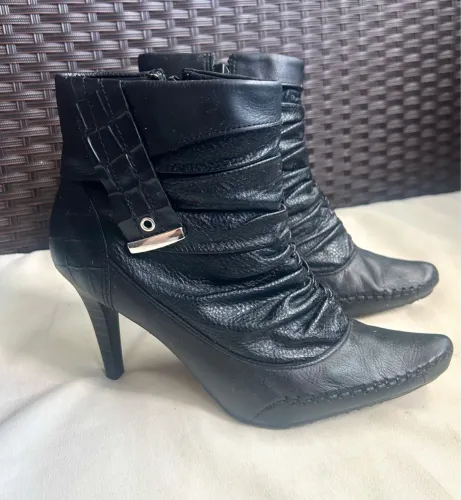 Bota Salto Alto Couro Bico Fino Ramarim