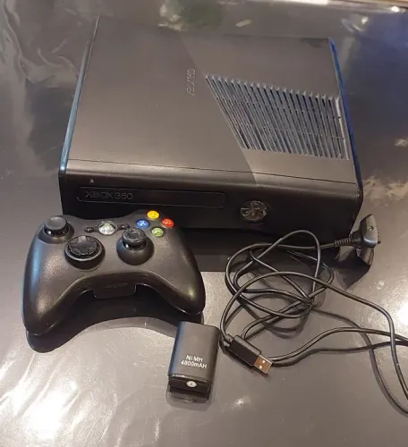 XBOX 360 com 1 controle e 2 jogos a escolher
