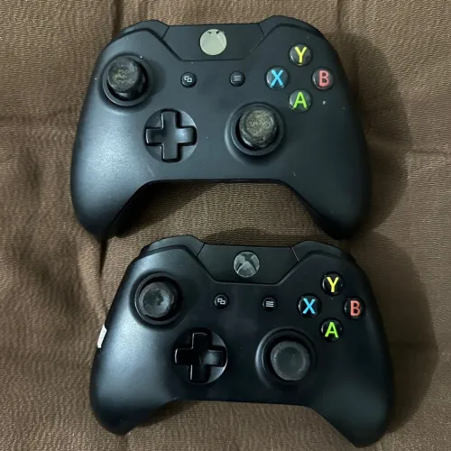 2 controles Xbox one ( sem teste)