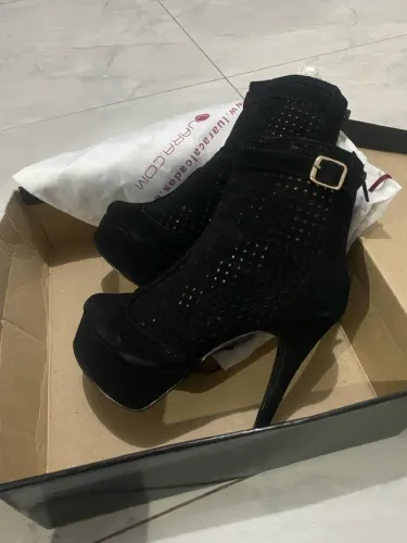 Botinha Preta Salto Alto - Elegância e Conforto!