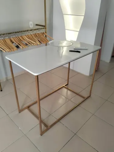 Mesa para mostruário de loja