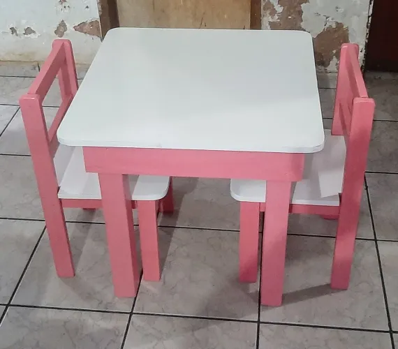 Mesa e cadeiras infantil