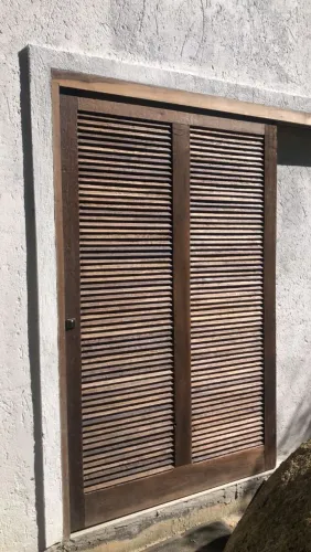 Porta de canela e porta de vidro