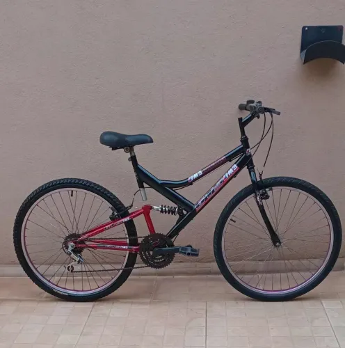 Bicicleta aro 26 com 18 marchas com amortecedor no quadro toda revisada