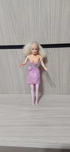 Boneca Barbie loira com vestido rosa