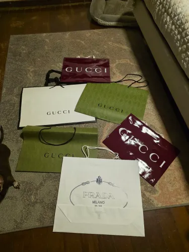 Sacolas grandes Prada, Gucci