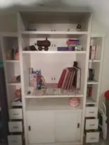 estante madeira com gavetas e 3 tomadas